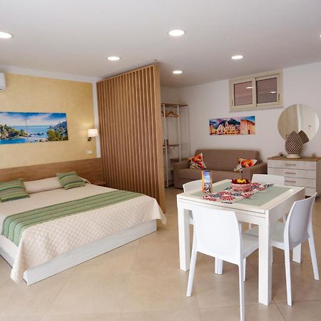 Theos Holidays Apartments Giardini Naxos Esterno foto