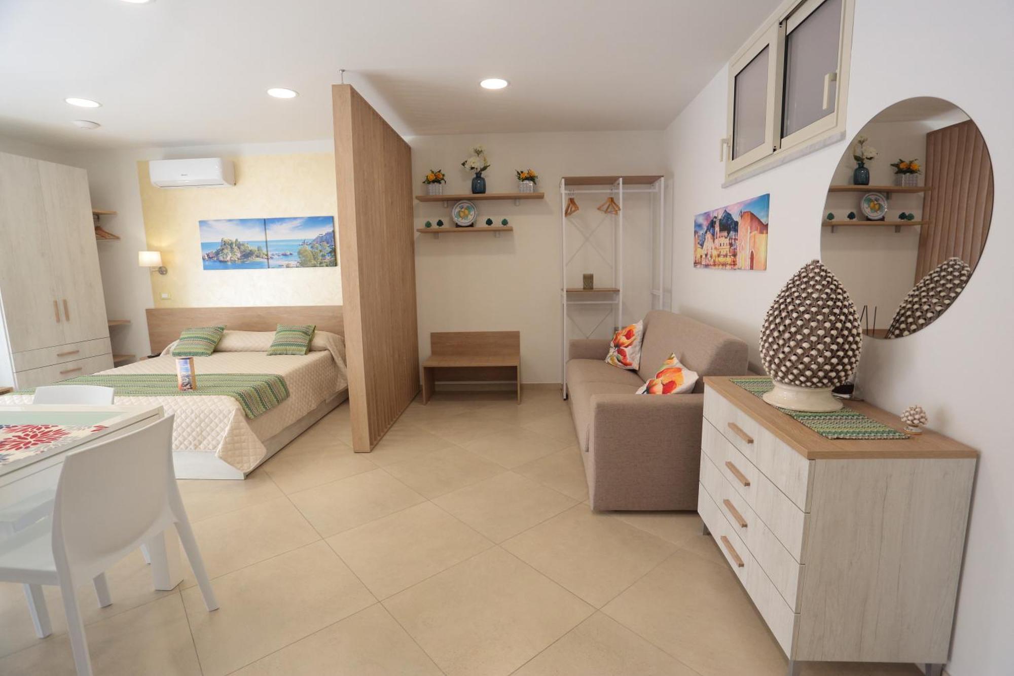 Theos Holidays Apartments Giardini Naxos Esterno foto