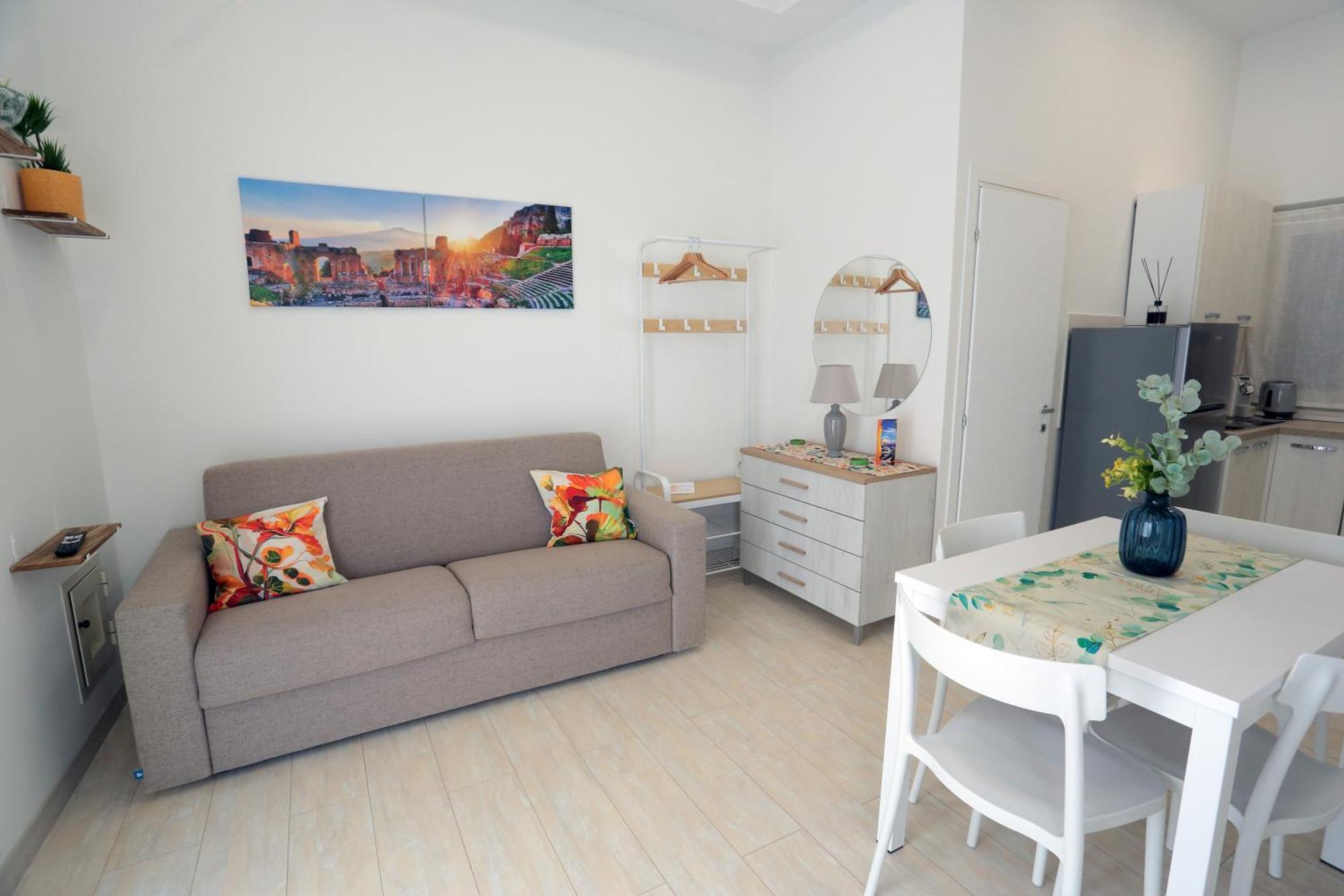 Theos Holidays Apartments Giardini Naxos Esterno foto