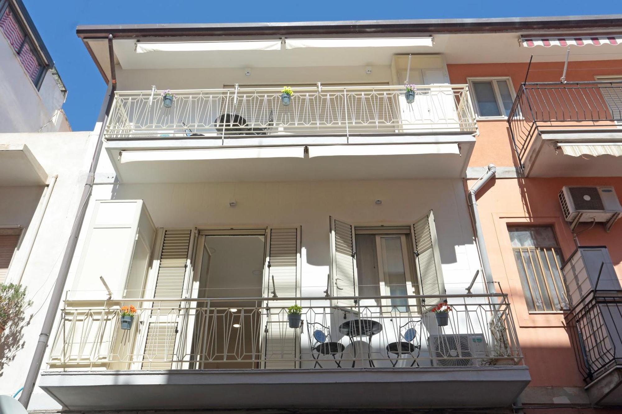 Theos Holidays Apartments Giardini Naxos Esterno foto
